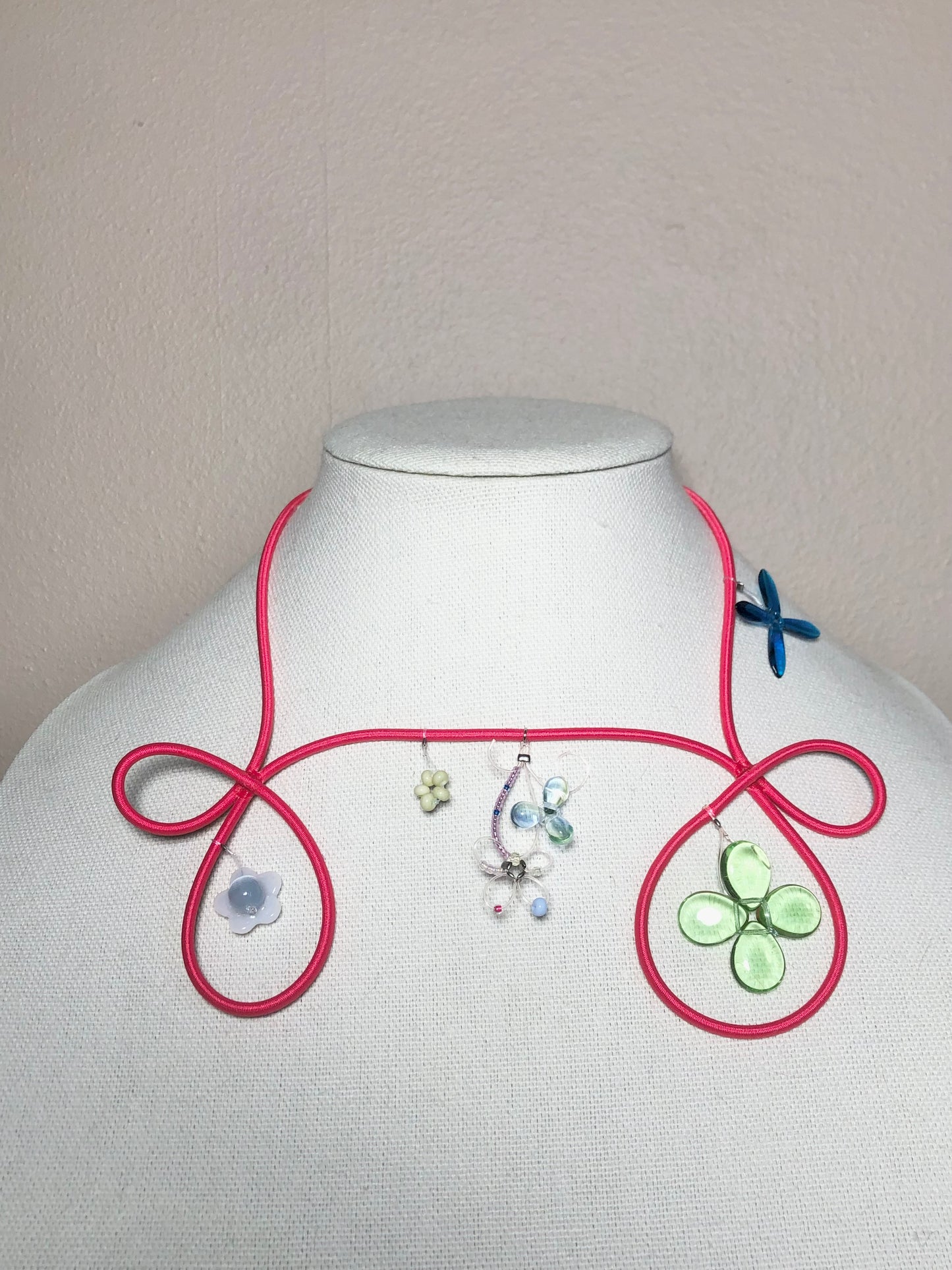 Loop petal necklace