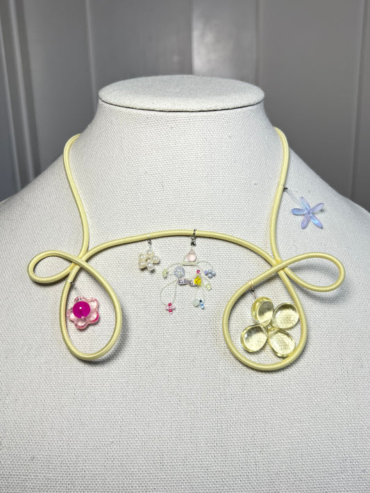 loop flower necklace